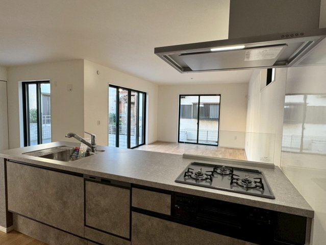 所沢市和ケ原 新築一戸建のキッチン|対面キッチン仕様になりお料理をしながらご家族との会話も楽しめます！また、小さなお子様の居るご家庭はお子様の様子を見ながら家事ができるので安心です！
