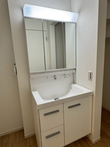 所沢市和ケ原 新築一戸建の独立洗面台|収納力と機能性に優れた三面鏡洗面化粧台です。鏡の裏は収納スペースになっていますので、すっきり清潔に保てます。
