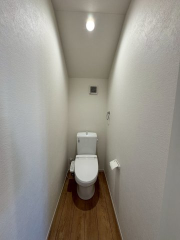 所沢市和ケ原 新築一戸建のトイレ|毎日使いやすい便利な仕様の温水洗浄トイレは、掃除がしやすくいつも清潔な空間に保てます♪
