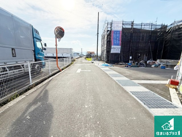 紀の川市尾崎　第2期　新築一戸建ての前面道路含む現地写真|周辺は落ち着いた街並みの住宅地！子育てがしやすい住環境です！まだ未完成ですが、現地でしかわからない事もございます。是非一度ご覧ください。