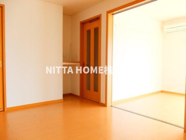 ポライトリー　ガーデンＢ棟の居間・リビング|扉を開けると広い空間に●