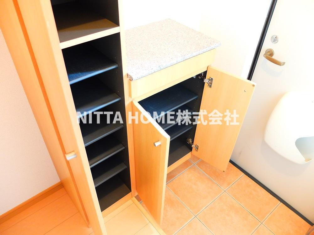 ポライトリー　ガーデンＢ棟の玄関|大きなシューズボックス付き◇