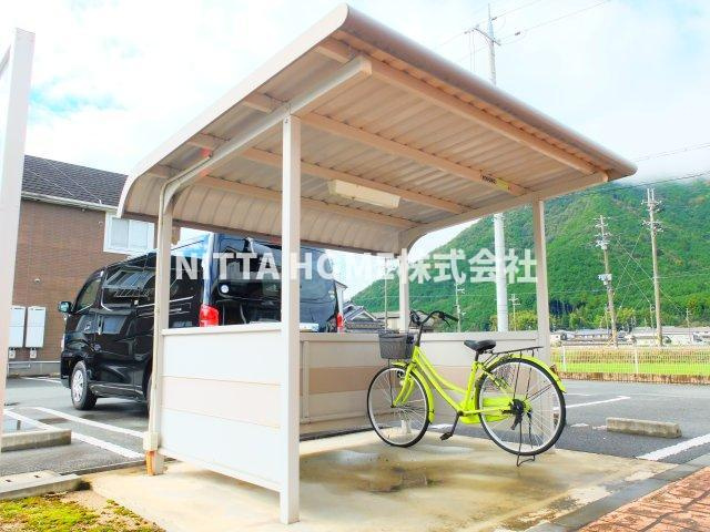 ポライトリー　ガーデンＢ棟の駐車場|屋根付きの駐輪場は無料です◆
