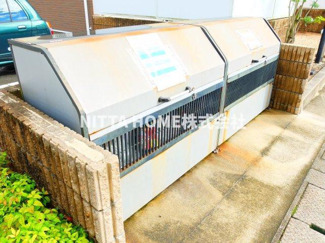 ポライトリー　ガーデンＢ棟のエントランス|敷地内ごみ捨て場もあり♪