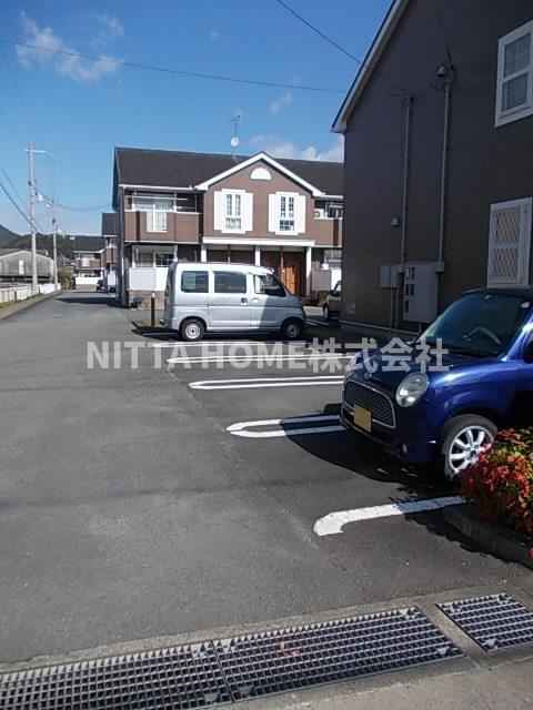 ポライトリー　ガーデンＢ棟の駐車場|敷地内に駐車場も完備★