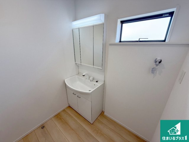 紀の川市尾崎　第2期　新築一戸建ての独立洗面台|清潔感のある洗面台です。フラットな鏡は掃除がしやすく毎日清潔！鏡裏には収納があるのでスッキリとした洗面台が保てます。