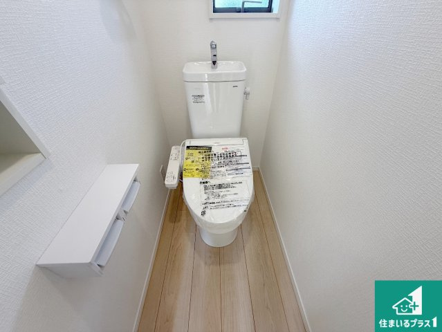 紀の川市尾崎　第2期　新築一戸建てのトイレ|シャワー洗浄機能付トイレは標準仕様。冬場は暖かシートヒーターも装備！
表面コートでキレイ長持ち！省エネ節水仕様の温水洗浄トイレ！