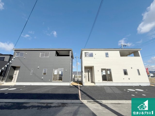 紀の川市尾崎　第2期　新築一戸建ての前面道路含む現地写真|周辺は閑静な住宅街！前面道路広々で車の出し入れも便利です。駐車が苦手な方でも安心して車庫入れできます！