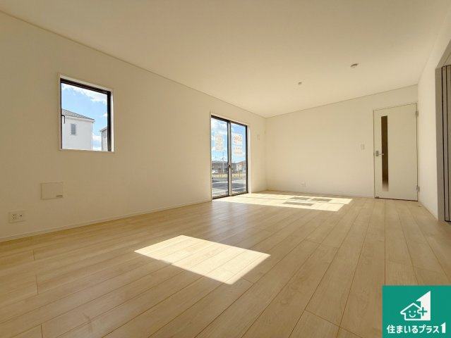 紀の川市尾崎　第2期　新築一戸建ての居間・リビング|日当たり良好の明るいリビングで朝の目覚めもスッキリできそう！対面キッチンでご家族のコミュニケーションも自然と増える設計！小さなお子様が遊ぶスペースを作っても広々とくつろげるLDK！