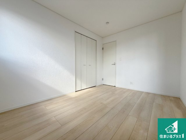 紀の川市尾崎　第2期　新築一戸建ての洋室|シンプルな洋室は、自分好みのインテリアが楽しめます♪ご家族とインテリアや家具を選びに行くのは新築購入時の醍醐味の一つです。ぜひお楽しみください♪