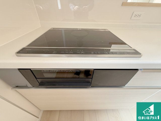 紀の川市尾崎　第2期　新築一戸建ての設備|火を使わないので、安心なＩＨコンロ！でこぼこが無い構造なので、掃除もしやすく清潔に保てます！