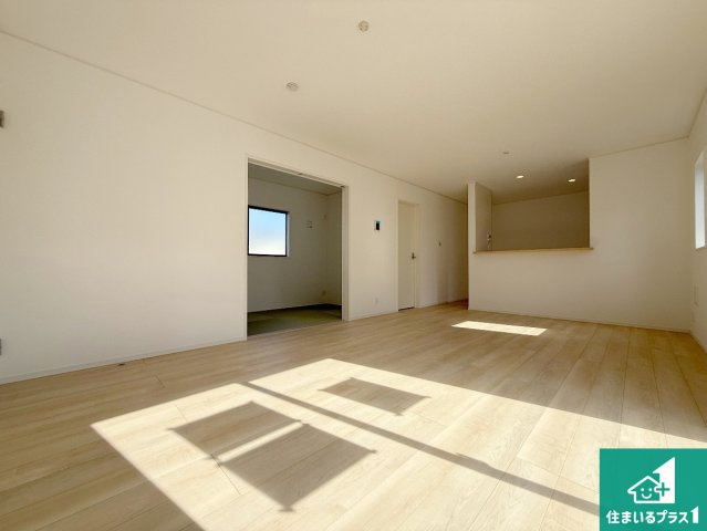 紀の川市尾崎　第2期　新築一戸建ての居間・リビング|太陽の光が差し込むとっても明るいリビング！思わず微笑みたくなる居心地の良さ。家族団らんの時間も増えそうなくつろぎのＬＤＫで、住む人のこだわりを活かすゆとりある空間♪