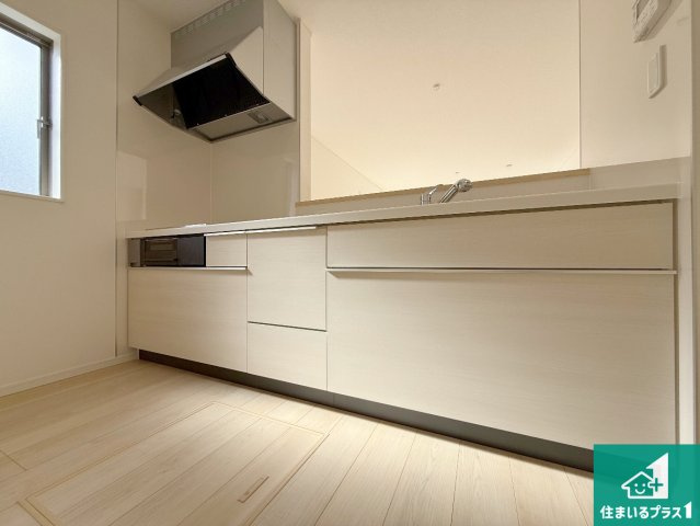 紀の川市尾崎　第2期　新築一戸建てのキッチン|収納豊富！浄水器付きキッチン！お子さまの様子を見ながらお料理を楽しむことができますね。家族のコミュニケーションが増え会話もはずみそう！