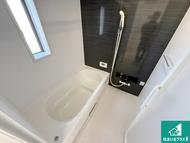 紀の川市尾崎　第2期　新築一戸建ての浴室|足をゆったり伸ばして一日の疲れを癒してくれる浴槽。窓は少し高めに設置することで、外部からの視線も気にならない設計にし、かつ差し込む光が明るく穏やかな雰囲気にしてくれます！