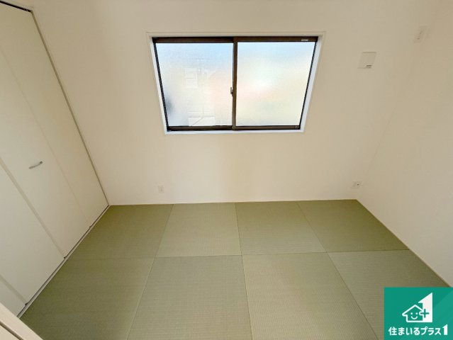 紀の川市尾崎　第2期　新築一戸建ての和室|ナチュラル感のある洋室は、自分好みのインテリアが楽しめます♪ご家族とインテリアや家具を選びに行くのは新築購入時の醍醐味の一つです。ぜひお楽しみください♪