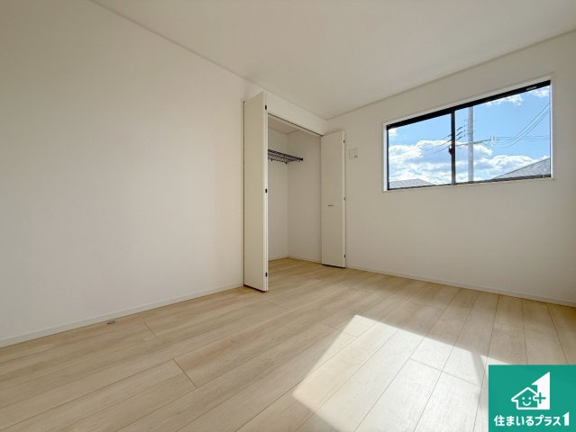 紀の川市尾崎　第2期　新築一戸建ての洋室|寝室は心地よい眠りについてもらいたくて、シンプルでかつ開放的な空間に！大きな窓から差し込む朝日が、すっきりとした目覚めをサポートします。