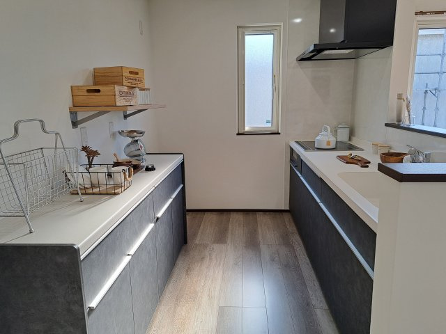 中標津町東17条南8丁目＼ Kospa平屋モデルハウス ／のキッチン|収納力抜群！デザイン性の高い、モダンで清潔感あふれるキッチン