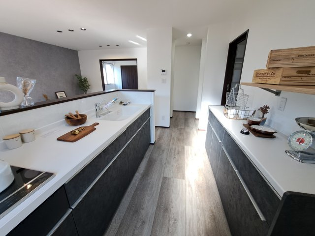 中標津町東17条南8丁目＼ Kospa平屋モデルハウス ／のキッチン|LDK全体を見渡せる、子育て世代にも嬉しい開放的なキッチン