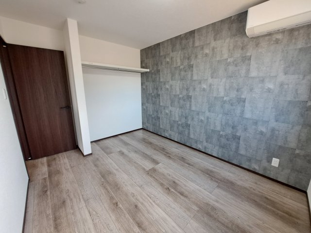 中標津町東17条南8丁目＼ Kospa平屋モデルハウス ／の洋室|デザインクロスがお洒落！木目調の床が心地よいプライベート空間