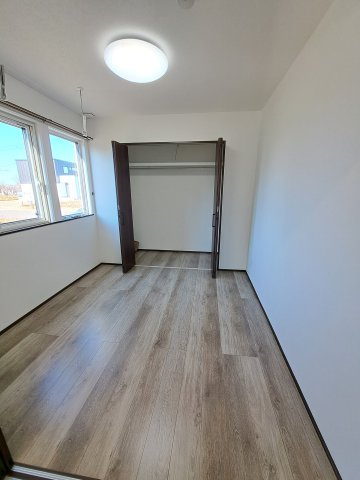 中標津町東17条南8丁目＼ Kospa平屋モデルハウス ／の洋室|明るい採光窓と大容量のクローゼットで快適な居室。