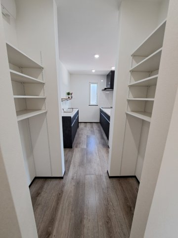 中標津町東17条南8丁目＼ Kospa平屋モデルハウス ／の収納|キッチン奥に可動棚付き！大容量で便利なパントリー空間。