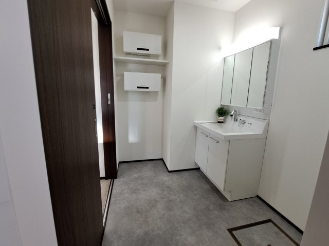 中標津町東17条南8丁目＼ Kospa平屋モデルハウス ／の独立洗面台|清潔感あふれる空間。窓付きで換気もバッチリなサニタリー。