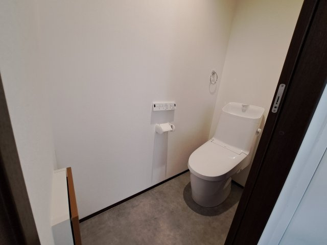 中標津町東17条南8丁目＼ Kospa平屋モデルハウス ／のトイレ|白を基調とした清潔感あふれる空間。