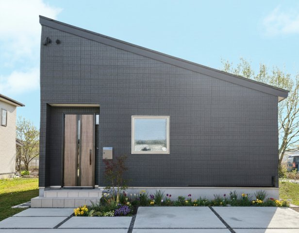 中標津町東17条南8丁目＼ Kospa平屋モデルハウス ／の外観|洗練された黒の外壁が特徴的なモダンな平屋♪