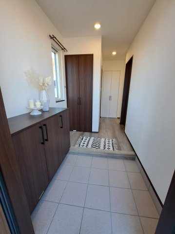 中標津町東17条南8丁目＼ Kospa平屋モデルハウス ／の玄関|収納力と採光窓を備えた、明るくすっきりとした玄関ホール。