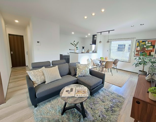 中標津町東17条南8丁目＼ Kospa平屋モデルハウス ／の居間・リビング|家具付き！開放的なLDKは、白壁と木目調で洗練された空間。