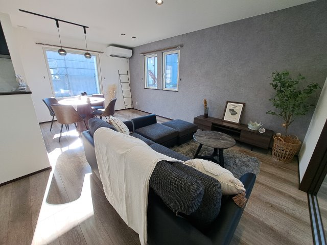 中標津町東17条南8丁目＼ Kospa平屋モデルハウス ／の居間・リビング|デザインクロスがアクセント。広々とした明るいLDK。