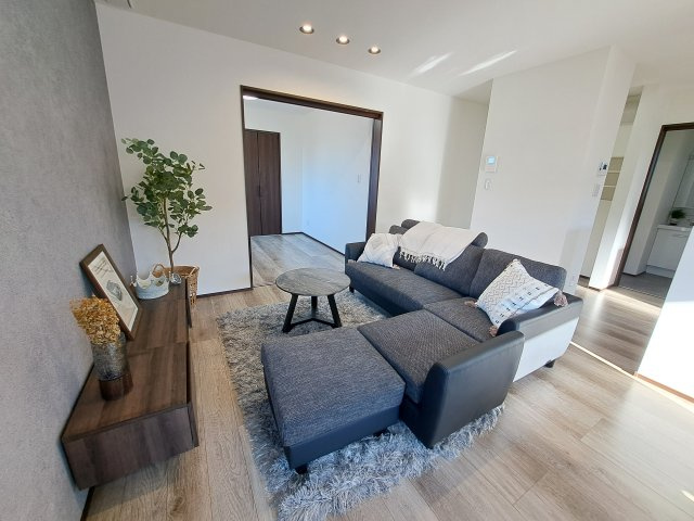 中標津町東17条南8丁目＼ Kospa平屋モデルハウス ／の居間・リビング|モダンな家具とダウンライトが、上質な寛ぎの空間を演出。