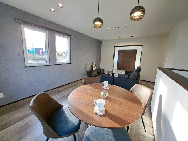 中標津町東17条南8丁目＼ Kospa平屋モデルハウス ／のダイニング|光差し込むダイニング。個性的な照明とデザインクロスが魅力。