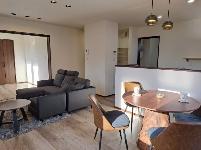 中標津町東17条南8丁目＼ Kospa平屋モデルハウス ／のキッチン|光と風が通り抜ける、LDKと和室が繋がる開放的な空間。