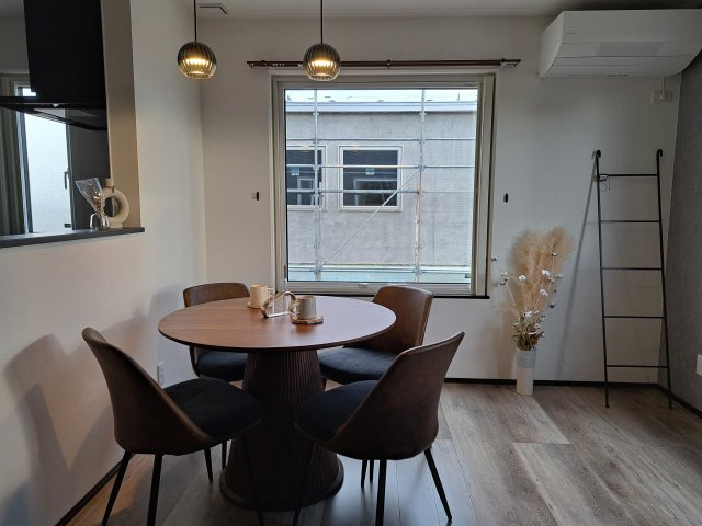 中標津町東17条南8丁目＼ Kospa平屋モデルハウス ／のダイニング|おしゃれな家具と照明付き。落ち着いたカフェ風ダイニング。