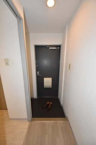 JUNWAマンションの玄関