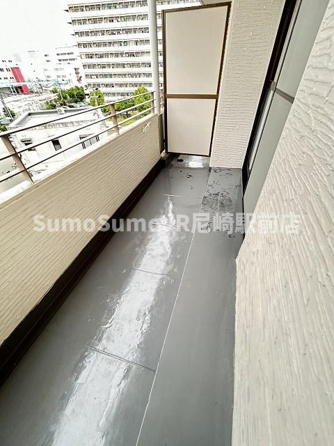 ファミールメゾンのバルコニー|バルコニーからの眺めを楽しみながら食事をしませんか