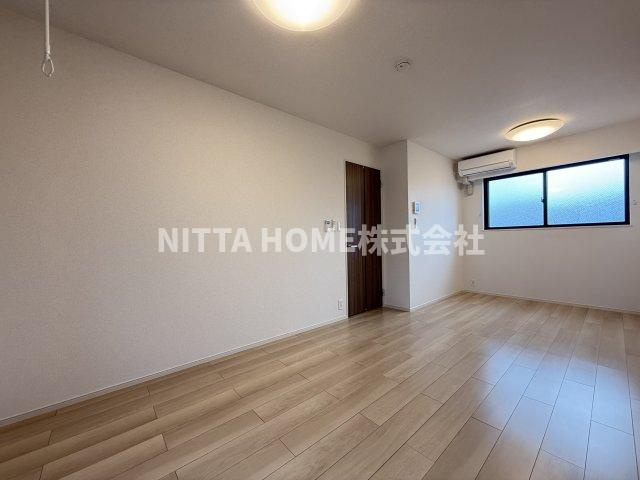 プティ　フォレスタ柏原Ⅱの居間・リビング|明るいリビングです♪