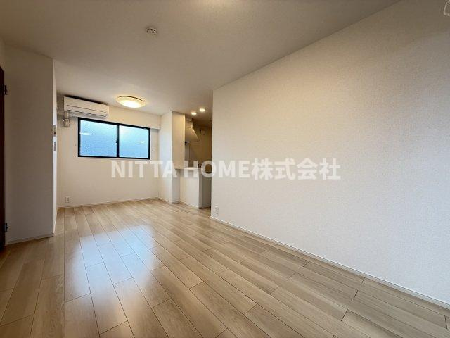 プティ　フォレスタ柏原Ⅱの居間・リビング|リビングは13.4帖です(^^)