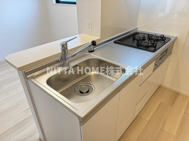 プティ　フォレスタ柏原Ⅱのキッチン|３口コンロのカウンターキッチンがついています◎