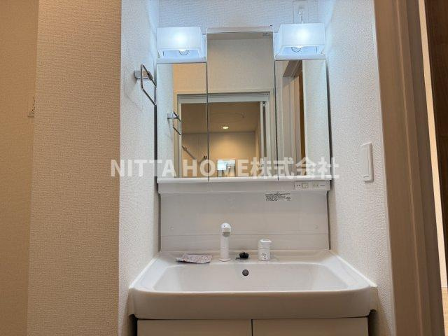 プティ　フォレスタ柏原Ⅱの洗面所|三面鏡付き洗面台もあります♪