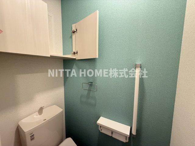 プティ　フォレスタ柏原Ⅱのトイレ|上にはトイレットペーパーなどをストックできる棚がついています◆