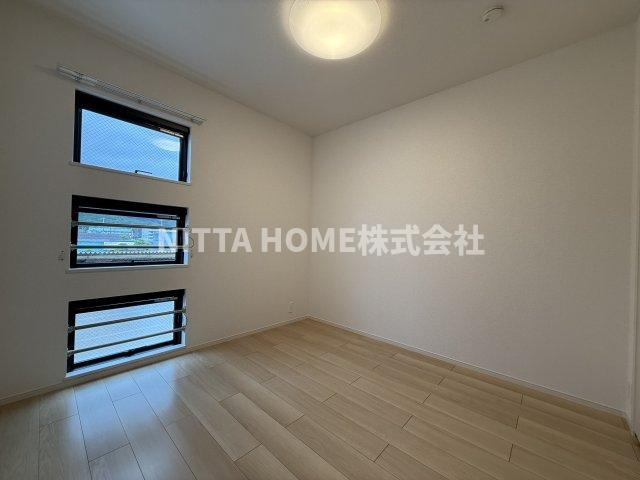 プティ　フォレスタ柏原Ⅱの居間・リビング|こちらの洋室は6.4帖です☆彡