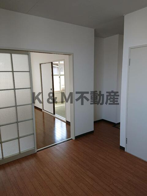 メゾンドＫの居間・リビング|こちらの居間で趣味の時間をお楽しみください