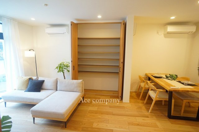 【居間・リビング】 | 八尾市安中町4丁目 | 【LDK】リビング中央に収納あります♪