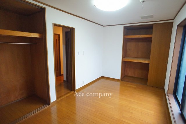 【寝室】 | 八尾市安中町4丁目 | 【2階：北側洋室】バルコニーに面したお部屋です☆2ヶ所に収納完備です♪