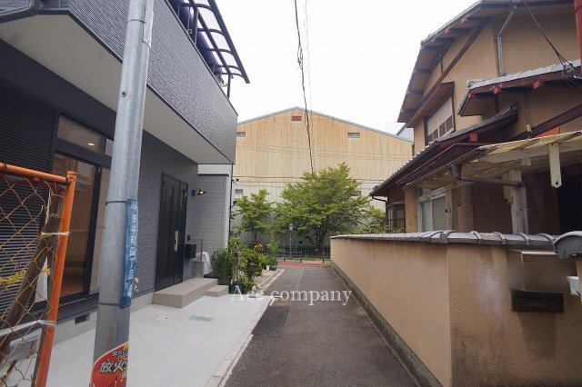 【前面道路含む現地写真】 | 八尾市安中町4丁目 | 【前面道路：幅員約2.3ｍ】スーパー・ドラッグストア・コンビニ徒歩3分圏内です♪