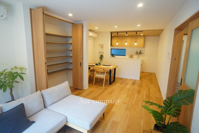 【居間・リビング】 | 八尾市安中町4丁目 | 【LDK】クロス貼替え、フローリング張替え、水廻り設備一新済みです☆