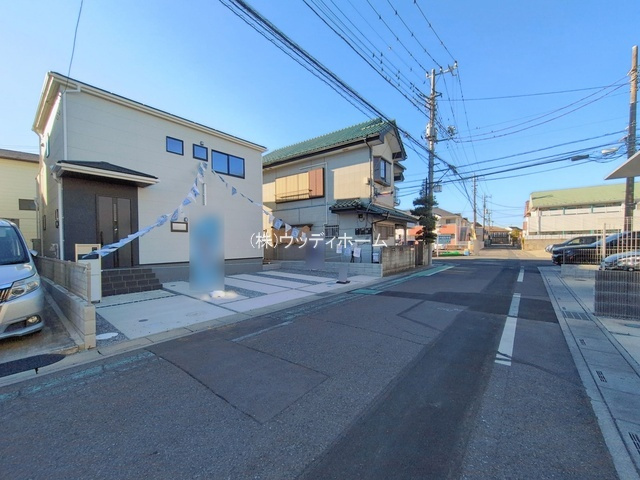 越谷市千間台西3期　新築一戸建ての前面道路含む現地写真