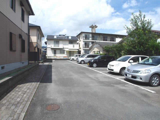 サンハイツAKIYAMA 【キャッシュバック対象物件】の駐車場|駐車場があるので、車を買う予定の方も安心です